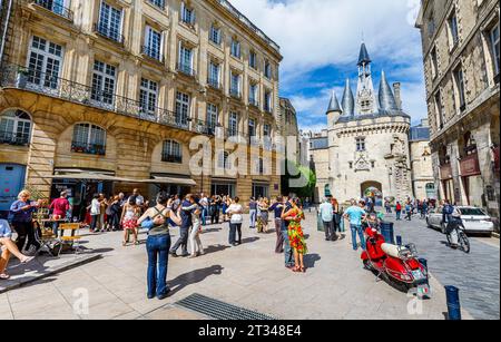 Tänzer tanzen beim Bordeaux City Tango Festival am historischen Stadttor von Porte Cailhau in Bordeaux, einer Hafenstadt im Südwesten Frankreichs Stockfoto