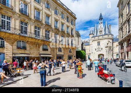 Tänzer tanzen beim Bordeaux City Tango Festival am historischen Stadttor von Porte Cailhau in Bordeaux, einer Hafenstadt im Südwesten Frankreichs Stockfoto