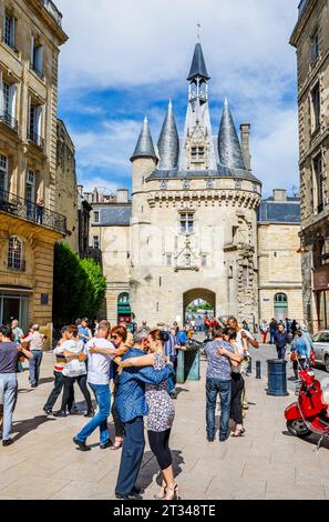 Tänzer tanzen beim Bordeaux City Tango Festival am historischen Stadttor von Porte Cailhau in Bordeaux, einer Hafenstadt im Südwesten Frankreichs Stockfoto