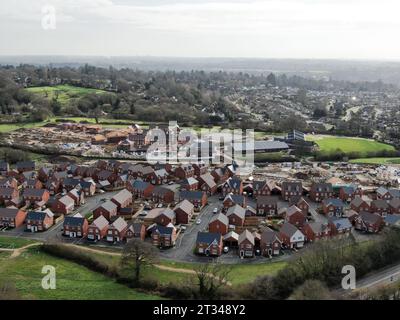 Neubau von Wohnhäusern auf grünen Feldern am Rande einer bestehenden Stadt Stockfoto