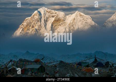 Taboche Peak In Der Ferne Mit Everest Basecamp, Nepal Stockfoto