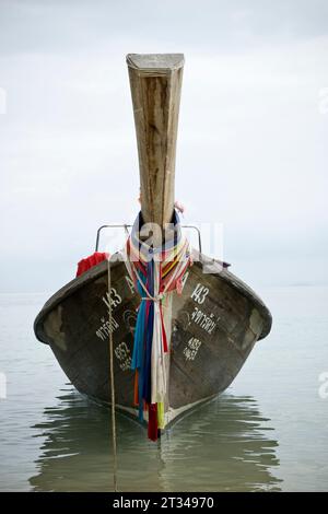 Ein Holzboot vor der Küste vor Anker Stockfoto