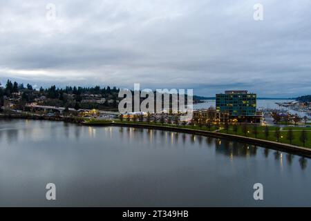 Die Uferpromenade von Olympia, Washington bei Sonnenuntergang im Dezember Stockfoto