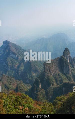 Fangen Sie die Pracht der weitläufigen Berge ein, die sich im strahlenden Sonnenlicht unter dem leuchtend blauen Himmel Chinas erfreuen Stockfoto