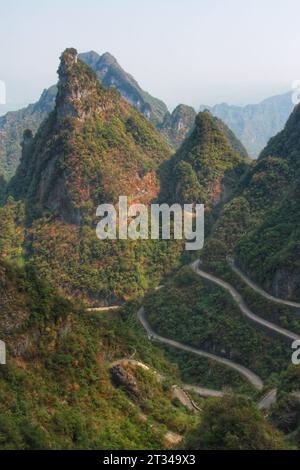 Fangen Sie die Pracht der weitläufigen Berge ein, die sich im strahlenden Sonnenlicht unter dem leuchtend blauen Himmel Chinas erfreuen Stockfoto