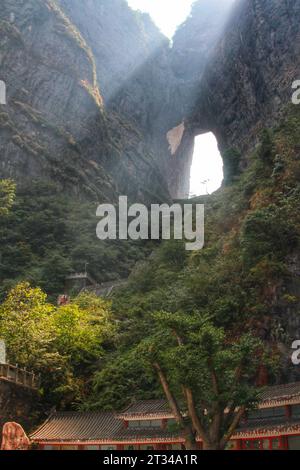 Fangen Sie die Pracht der weitläufigen Berge ein, die sich im strahlenden Sonnenlicht unter dem leuchtend blauen Himmel Chinas erfreuen Stockfoto