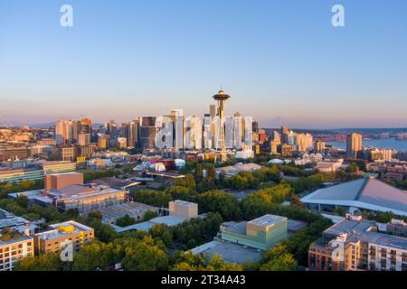 Luftaufnahme von Seattle, Washington in der Abenddämmerung Stockfoto