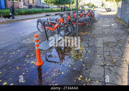 Danzig, Polen 23. Oktober 2023 Segway A200 Elektrofahrräder, die am Bahnhof Mevo geparkt sind, werden gesehen. Ein Testlauf des neuen öffentlichen Fahrradsystems ist im Gange. Der Fuhrpark des Systems wird 3.000 E-Bikes und mehrere hundert traditionelle Fahrräder umfassen. (Foto: Vadim Pacajev / Alamy Live News) Stockfoto