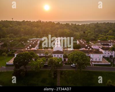 Wunderschöner Blick auf das Hotel das Cataratas und den grünen atlantischen Regenwald Stockfoto