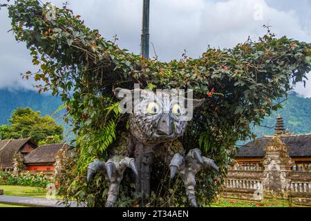 Eulenskulptur machte die Hälfte der Pflanzen Stockfoto