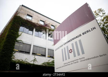 Berlin, Deutschland. Oktober 2023. Das Jüdische Krankenhaus Berlin. Unbekannte warfen einen Stein auf das Jüdische Krankenhaus in Berlin-Wedding. Dadurch wurde ein Fenster beschädigt. Quelle: Sebastian Christoph Gollnow/dpa/Alamy Live News Stockfoto