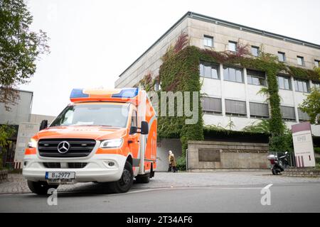 Berlin, Deutschland. Oktober 2023. Ein Krankenwagen fährt aus dem Jüdischen Krankenhaus Berlin. Unbekannte warfen einen Stein auf das Jüdische Krankenhaus in Berlin-Wedding. Dadurch wurde ein Fenster beschädigt. Quelle: Sebastian Christoph Gollnow/dpa/Alamy Live News Stockfoto