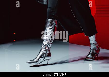 Schwarzer langer Rock und silberne High Heels. Fashion Model Walking Runway Fashion Show Stockfoto