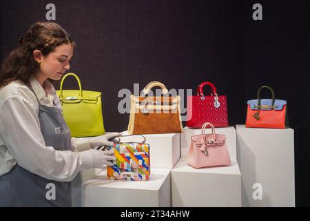 London , Vereinigtes Königreich 23. Oktober 2023. Ein Bonhams Assistent mit einer Kollektion von Designer Luxury Handtaschen. Der Verkauf findet am 25. Oktober in Bonhams Knightsbridge statt. .Credit amer Gazzal/Alamy Live News Stockfoto