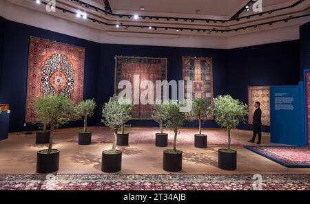 Christie's, London, Großbritannien. Oktober 2023. Der Verkauf von Kunst der Islamischen und Indischen Welt (einschließlich Teppiche und Teppiche) findet am 26. Oktober statt. Quelle: Malcolm Park/Alamy Live News Stockfoto