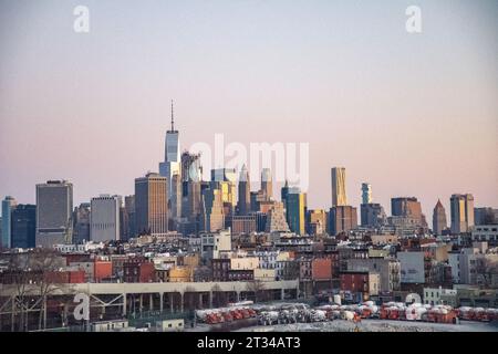 Blick am frühen Morgen auf die Skyline von New York City von Brooklyn Stockfoto