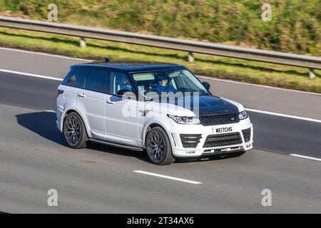 2017 Land Rover Range Rover Sport HSE SDV6 A SDV6 306 Commandshift Auto Start/Stopp Black White Car SUV Diesel 2993 ccm; Fahrt auf der Autobahn M6 im Großraum Manchester, Großbritannien Stockfoto