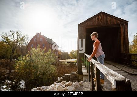 Person vor der überdachten Brücke im Bollinger Mill Historic Sit Stockfoto