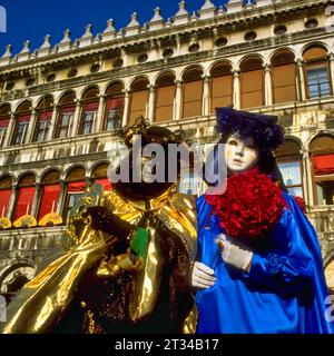 Karneval in Venedig: Nahaufnahme von zwei Personen in Karnevalskostümen. Stockfoto