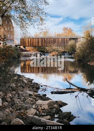 Überdachte Brücke über den Wasserfall an der historischen Stätte Bollinger Mill in Stockfoto