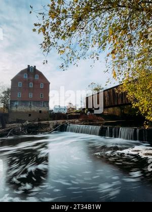 Langzeitbelichtung des Wasserfalls bei der Bollinger-Mill-überdachten Brücke in M Stockfoto