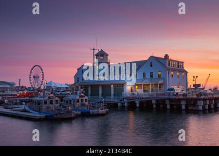 Chicago Marine Safety Station am Lake Michigan bei Sonnenaufgang. Stockfoto