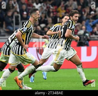 Mailand, Italien. Oktober 2023. Der FC Juventus’ Manuel Locatelli (R) feiert sein Tor während eines Fußballspiels der Serie A zwischen dem AC Mailand und dem FC Juventus am 22. Oktober 2023 in Mailand. Quelle: Alberto Lingria/Xinhua/Alamy Live News Stockfoto