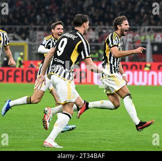 Mailand, Italien. Oktober 2023. Der FC Juventus’ Manuel Locatelli (R) feiert sein Tor während eines Fußballspiels der Serie A zwischen dem AC Mailand und dem FC Juventus am 22. Oktober 2023 in Mailand. Quelle: Alberto Lingria/Xinhua/Alamy Live News Stockfoto