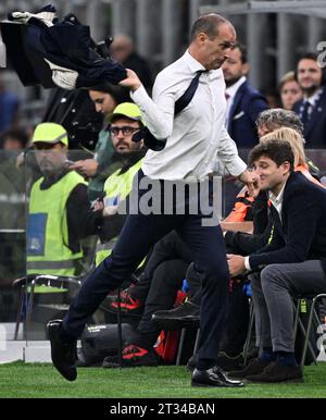 Mailand, Italien. Oktober 2023. FC Juventus' Cheftrainer Massimiliano Allegri reagiert auf ein Fußballspiel der Serie A zwischen dem AC Mailand und dem FC Juventus am 22. Oktober 2023 in Mailand. Quelle: Alberto Lingria/Xinhua/Alamy Live News Stockfoto