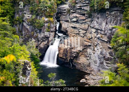 Ein Wasserfall ergießt sich in den Schluchtbalg, von einem hohen Aussichtspunkt aus gesehen Stockfoto