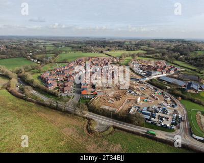 Neubau von Wohnhäusern auf grünen Feldern am Rande einer bestehenden Stadt Stockfoto