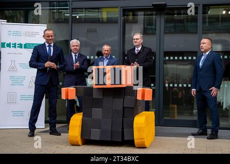 Ostrava, Tschechische Republik. Oktober 2023. L-R Leiter des Zentrums für Energie- und Umwelttechnologien (CEET) Stanislav Misak, Gouverneur der Mährisch-Schlesischen Region Jan Krkoska, Rektor des VSB - Technische Universität Ostrava Vaclav Snasel, der tschechische Premierminister Petr Fiala und der Leiter des ENET-Zentrums Lukas Prokop nahmen am 23. Oktober 2023 an der Eröffnung des neuen Gebäudes des Explorers in Ostrava Teil. Quelle: Vladimir Prycek/CTK Photo/Alamy Live News Stockfoto