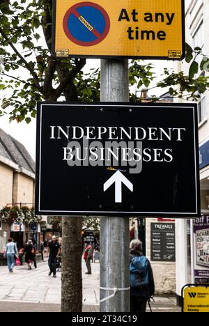 Ein Schild für unabhängige Unternehmen in der King Street im Stadtzentrum von Truro in Cornwall, Großbritannien. Stockfoto