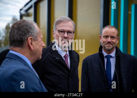 Ostrava, Tschechische Republik. Oktober 2023. L-R Rektor der Technischen Universität Ostrava Vaclav Snasel, der tschechische Premierminister Petr Fiala und der Leiter des Zentrums für Energie- und Umwelttechnologien (CEET) Stanislav Misak nahmen am 23. Oktober 2023 an der Eröffnung des neuen Gebäudes des Zentrums Explorer in Ostrava, Tschechische Republik, Teil. Quelle: Vladimir Prycek/CTK Photo/Alamy Live News Stockfoto