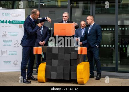 Ostrava, Tschechische Republik. Oktober 2023. L-R Leiter des Zentrums für Energie- und Umwelttechnologien (CEET) Stanislav Misak, Gouverneur der Mährisch-Schlesischen Region Jan Krkoska, tschechischer Premierminister Petr Fiala, der Rektor der Technischen Universität Ostrava Vaclav Snasel und der Leiter des ENET-Zentrums Lukas Prokop nahmen am 23. Oktober 2023 an der Eröffnung des neuen Gebäudes des Zentrums namens Explorer in Ostrava, Tschechische Republik, Teil. Quelle: Vladimir Prycek/CTK Photo/Alamy Live News Stockfoto