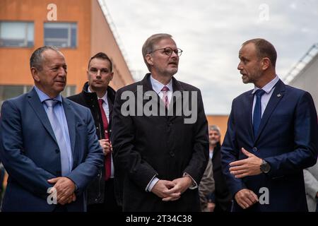 Ostrava, Tschechische Republik. Oktober 2023. Front L-R Rektor der Technischen Universität Ostrava Vaclav Snasel, der tschechische Premierminister Petr Fiala und der Leiter des Zentrums für Energie- und Umwelttechnologien (CEET) Stanislav Misak nahmen am 23. Oktober 2023 an der Eröffnung des neuen Gebäudes des Zentrums Explorer in Ostrava, Tschechische Republik, Teil. Quelle: Vladimir Prycek/CTK Photo/Alamy Live News Stockfoto