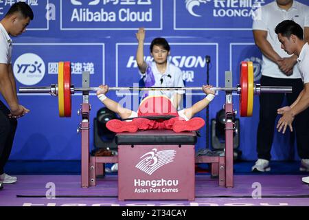 Hangzhou, chinesische Provinz Zhejiang. Oktober 2023. Guo Lingling of China tritt am 23. Oktober 2023 beim Women's 41kg Final of Powerlifting während der 4. Asiatischen Para Games in Hangzhou, der ostchinesischen Provinz Zhejiang, an. Quelle: Bei He/Xinhua/Alamy Live News Stockfoto