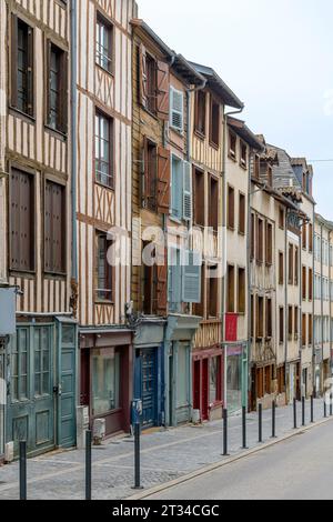 Charakteristische, Fachwerkterrassenhäuser in der Rue Raspail in Limoges in der französischen Region Nouvelle-Aquitaine. Stockfoto