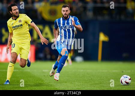 Luis Rioja von Deportivo Alaves und Daniel Parejo von Villarreal CF in Aktion während des LaLiga EA Sports Matches zwischen Villarreal CF und Deportivo Alav Stockfoto