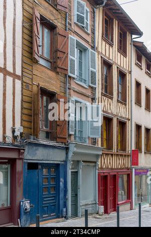 Charakteristische, Fachwerkterrassenhäuser in der Rue Raspail in Limoges in der französischen Region Nouvelle-Aquitaine. Stockfoto