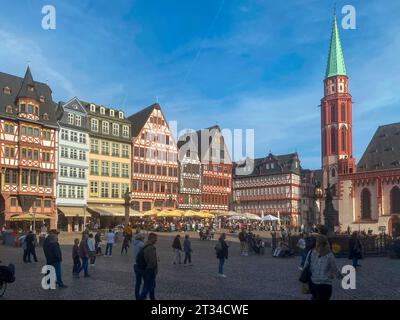 Blick auf Romerberg, einschließlich der Alten Nikolaikirche im historischen Herzen der mittelalterlichen Altstadt in Frankfurt am Main Stockfoto