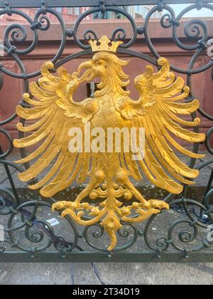 Wappen der Stadt Frankfurt am Main auf dem Justitia oder Gerechtigkeitsbrunnen in der Altstadt von Frankfurt am Main, Hessen Stockfoto