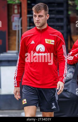 Berlin, Deutschland. Oktober 2023. Fußball: Champions League, vor dem Spiel Union Berlin - SSC Neapel, Training Union Berlin, an der Alten Försterei. Robin Knoche betritt das Trainingsgelände. Darlegung: Andreas Gora/dpa/Alamy Live News Stockfoto