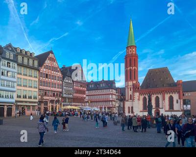 Blick auf Romerberg, einschließlich der Alten Nikolaikirche im historischen Herzen der mittelalterlichen Altstadt in Frankfurt am Main Stockfoto