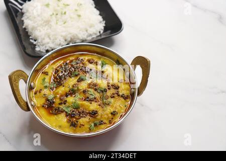 Gesunde nahrhafte indische Komfortnahrung Dal Chawal Thali oder Dal Reis. Über weißem Hintergrund mit Kopierraum. Dal Tadka hat sich mit Ghee gemildert. Stockfoto