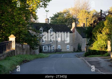 Chadlington Village, frühmorgens im Herbst, Oxfordshire, England, Großbritannien Stockfoto