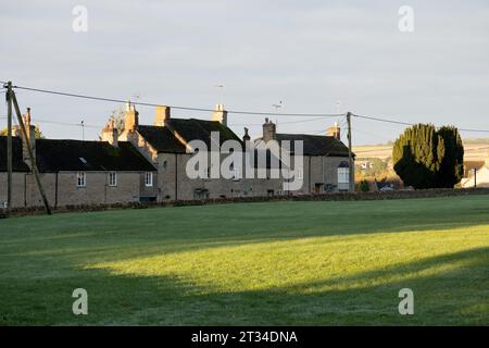 Chadlington Village, frühmorgens im Herbst, Oxfordshire, England, Großbritannien Stockfoto