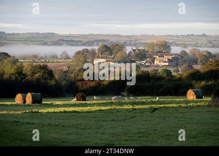 Blick vom Dorf Chadlington, frühmorgens im Herbst, Oxfordshire, England, Großbritannien Stockfoto
