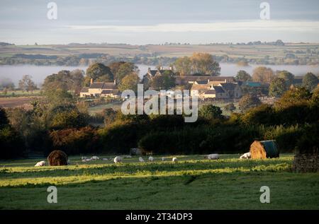 Blick vom Dorf Chadlington, frühmorgens im Herbst, Oxfordshire, England, Großbritannien Stockfoto