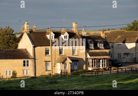 Chadlington Village, frühmorgens im Herbst, Oxfordshire, England, Großbritannien Stockfoto